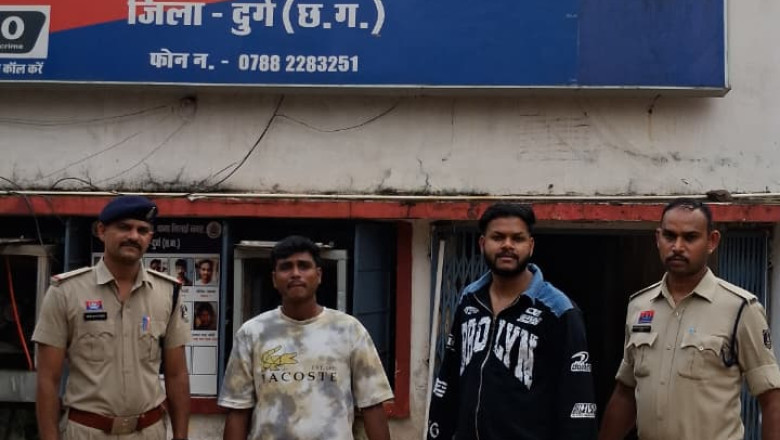पुरानी रंजिश में हत्या के प्रयास का मामला: फरार दोनों आरोपी गिरफ्तार, धारदार हथियार और बाइक बरामद