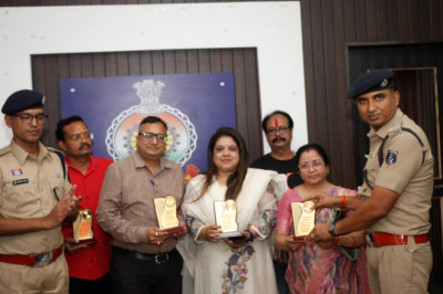 नेहरू नगर एवं मुकुट नगर क्षेत्र में अपने स्तर पर सीसीटीवी कैमरे स्थापित कर अपराध नियंत्रण में सहयोग करने वाले जागरूक नागरिकों को दुर्ग पुलिस द्वारा सम्मानित किया गया।