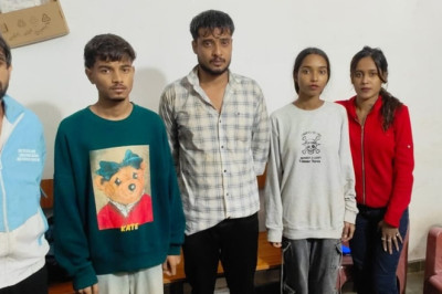 खैरागढ़ के दनिया पुल पर बड़ा हादसा टला: बाढ़ में बह गई कार, पेड़ के सहारे लटके 5 दोस्त, TI ने पानी में कूदकर बचाई जान...