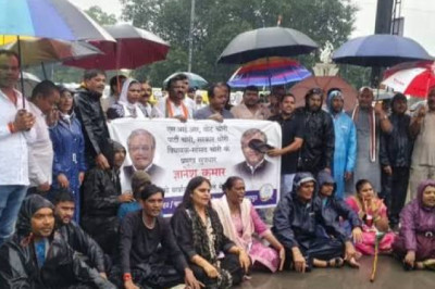 ज्ञानेश कुमार के खिलाफ कांग्रेस का प्रदर्शन: रायपुर में पुलिस से भिड़े कार्यकर्ता, रायगढ़ में बैरिकेड्स तोड़े