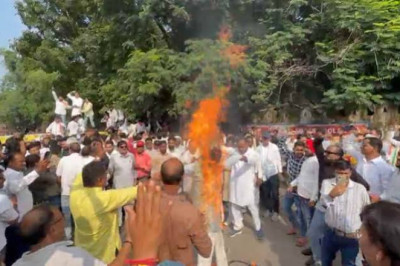 प्रदेशभर में कांग्रेस का प्रदर्शन: CEC ज्ञानेश कुमार को हटाने की मांग, रायपुर में पैदल मार्च कर PM मोदी और ज्ञानेश कुमार का पुतला फूंका
