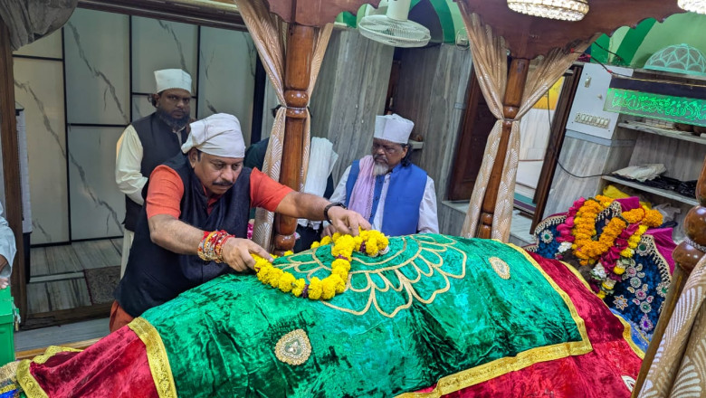 दुर्ग: सूफी संत के उर्स में शामिल हुए सांसद विजय बघेल, देश में अमन-चैन के लिए मांगी दुआ...