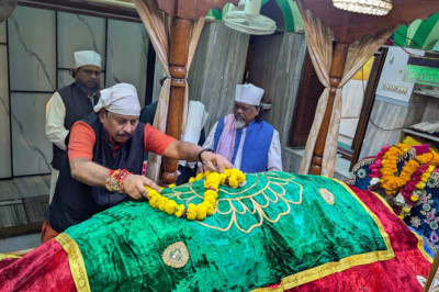 दुर्ग: सूफी संत के उर्स में शामिल हुए सांसद विजय बघेल, देश में अमन-चैन के लिए मांगी दुआ...