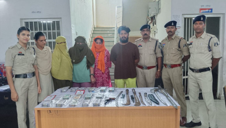 म्यूल अकाउंट से अवैध लेन-देन और हथियार रखने के मामले में 4 आरोपी गिरफ्तार, ₹2.97 लाख कैश जब्त