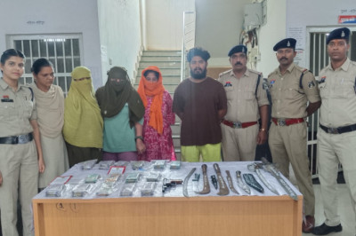 म्यूल अकाउंट से अवैध लेन-देन और हथियार रखने के मामले में 4 आरोपी गिरफ्तार, ₹2.97 लाख कैश जब्त