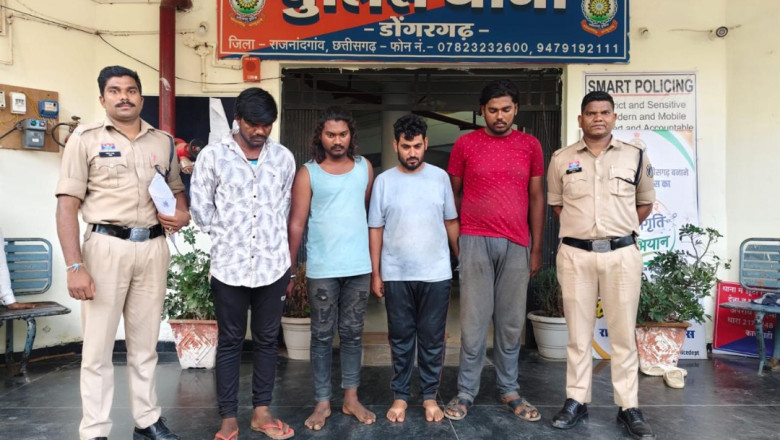 डोंगरगढ़ - ट्रैक्टर की बैटरी चोरी करने वाले 04 आरोपी गिरफ्तार।आरोपियों को गिरफ्तार कर न्यायिक अभिरक्षा में भेजा गया।*