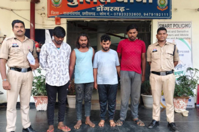 डोंगरगढ़ - ट्रैक्टर की बैटरी चोरी करने वाले 04 आरोपी गिरफ्तार।आरोपियों को गिरफ्तार कर न्यायिक अभिरक्षा में भेजा गया।*