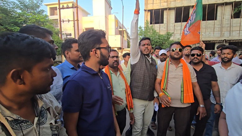 राजनांदगांव -हिड़मा से जुड़े गीत पर नृत्य के आरोप से राजनांदगांव में सियासी विवाद  भाजयुमो ने कांग्रेस नेता देवेश वैष्णव के वायरल वीडियो की निष्पक्ष जांच और FIR की मांग की