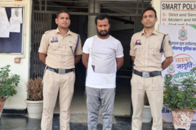 थाना डोंगरगढ़-ग्राम करवारी स्थित फार्म हाउस में शराब के मामले में एक और आरोपी गिरफ्तार।  फार्म हाउस में रखे 432 पेटी मध्यप्रदेश राज्य के शराब को पकड़ने में डोंगरगढ़ पुलिस को मिली थी सफलता