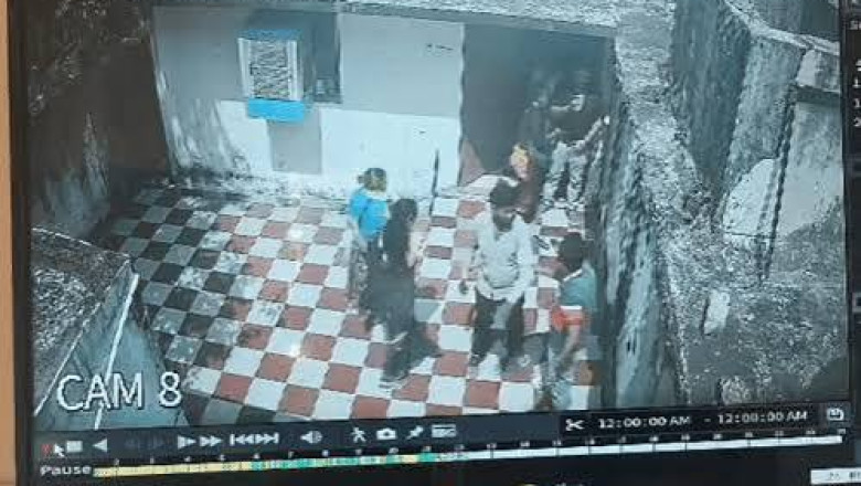 चाइल्ड हेल्पलाइन कार्यालय में महिला से मारपीट का आरोप, बेटी के स्कूल नहीं जाने को लेकर हुआ विवाद