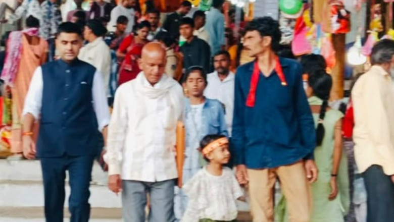 बिना प्रोटोकॉल मां बमलेश्वरी के दरबार पहुंचे कलेक्टर जितेंद्र यादव, श्रद्धालुओं के बीच पहुंचकर व्यवस्थाओं का लिया जायजा