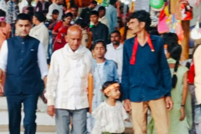 बिना प्रोटोकॉल मां बमलेश्वरी के दरबार पहुंचे कलेक्टर जितेंद्र यादव, श्रद्धालुओं के बीच पहुंचकर व्यवस्थाओं का लिया जायजा
