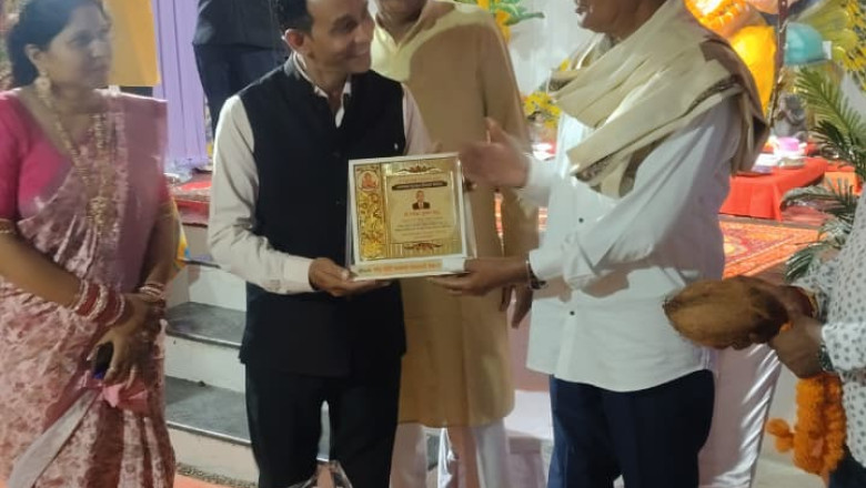 महापौर मधुसूदन यादव ने राज्यपाल पुरस्कार से सम्मानित शिक्षक थंगेश्वर कुमार साहू को किया सम्मानित
