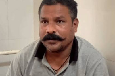 रेप का आरोपी अस्पताल में मोबाइल चलाते, गुटखा खाते दिखा:ड्यूटी पर लगे दो पुलिसकर्मी बगल में सोते मिले, मीडिया का कैमरा देख छिपाया मोबाइल