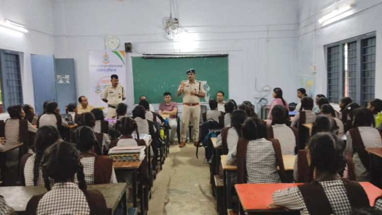 तिलईरवार विद्यालय में साइबर अपराध जागरूकता और सड़क सुरक्षा पर कार्यक्रम, विद्यार्थियों को दी गई महत्वपूर्ण जानकारी