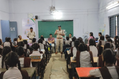 तिलईरवार विद्यालय में साइबर अपराध जागरूकता और सड़क सुरक्षा पर कार्यक्रम, विद्यार्थियों को दी गई महत्वपूर्ण जानकारी