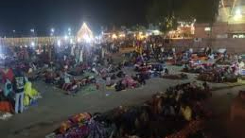 होटल-लॉज फुल, फुटपाथ पर रात गुजार रहे भक्त: बहन को कंधे पर उठाकर दर्शन कराने निकला भाई