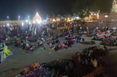होटल-लॉज फुल, फुटपाथ पर रात गुजार रहे भक्त: बहन को कंधे पर उठाकर दर्शन कराने निकला भाई