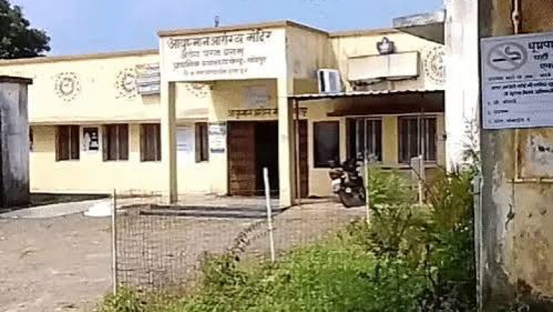 अस्पताल के गेट पर डिलीवरी, नवजात की मौत:सूरजपुर में महिला गंभीर; परिजन दरवाजा पीटते रहे, नहीं खुला गेट, डॉक्टर-नर्स भी नहीं थे