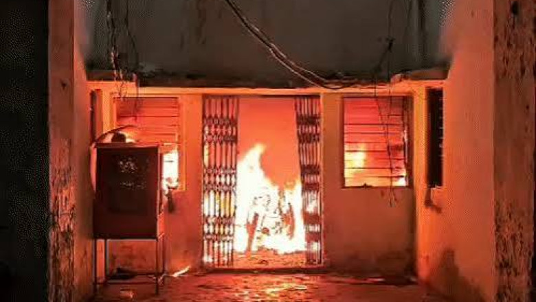बिलासपुर के अटल आवास में आग, 5 बाइक जलीं; दहशत में छत से कूदे महिलाएं-बच्चे, युवक का पैर फ्रैक्चर