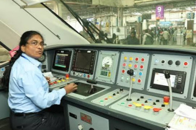 नई ट्रेन चलाने में प्रतिभा की हैट्रिक, जोन की पहली महिला लोको पायलट बनीं