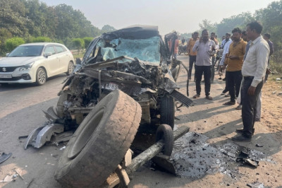 छत्तीसगढ़ के महासमुंद में भीषण सड़क हादसा: NH-53 पर ट्रक से टकराई कार, दो महिलाओं की मौत और तीन गंभीर रूप से घायल...