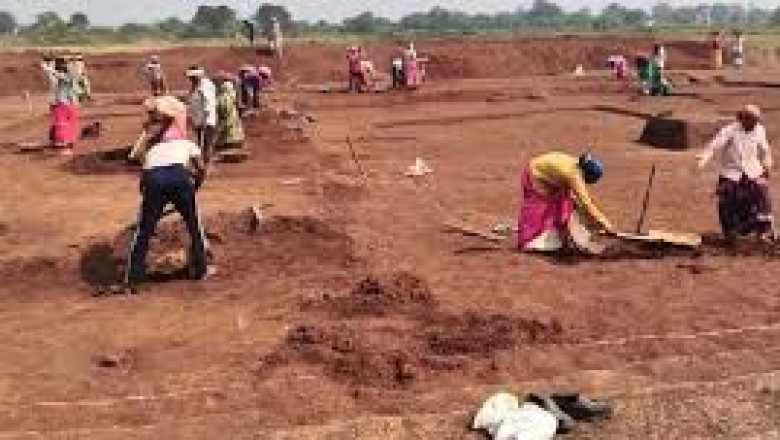 गुंडरदेही के बघेली में परकोलेशन टैंक निर्माण जारी, 90 ग्रामीणों को मिल रहा रोजगार