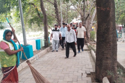 रायपुर के अपना गार्डन में विशेष सफाई अभियान, निगम आयुक्त और जनप्रतिनिधियों ने किया श्रमदान